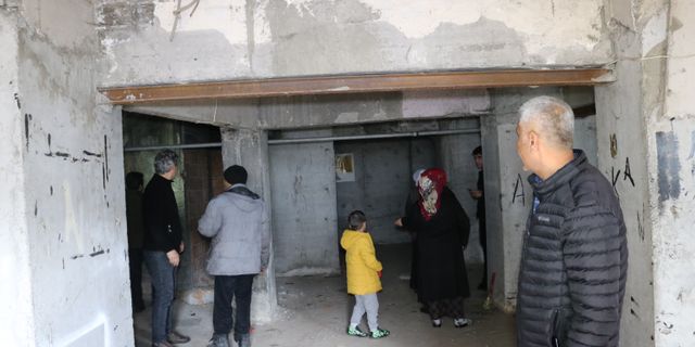 12 yıl önce güçlendirme yapılan bina ayakta kaldı!