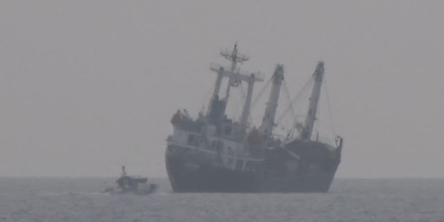Antalya'da gemideki yükler kaydı, gemi yan yattı!