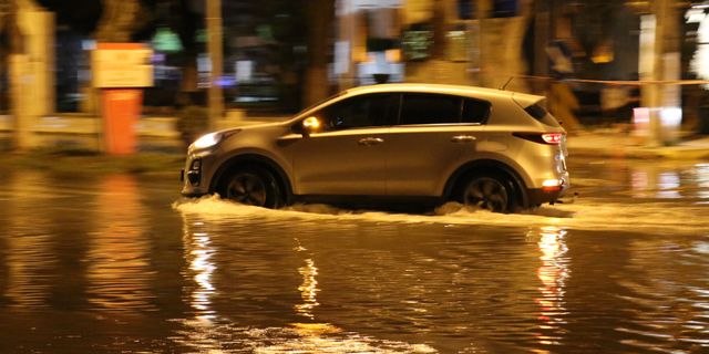 İskenderun’da deniz taştı, caddeler göle döndü