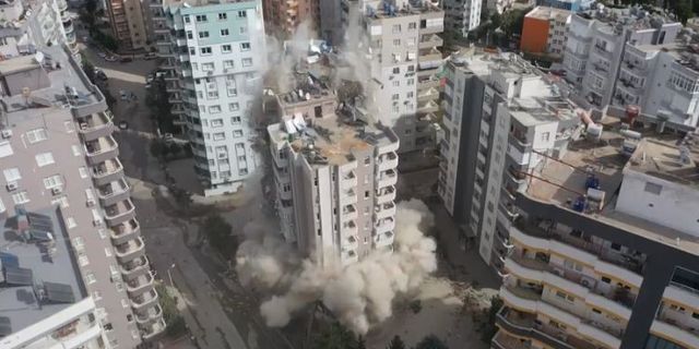 Depremde ağır hasar alan apartman böyle yıkıldı