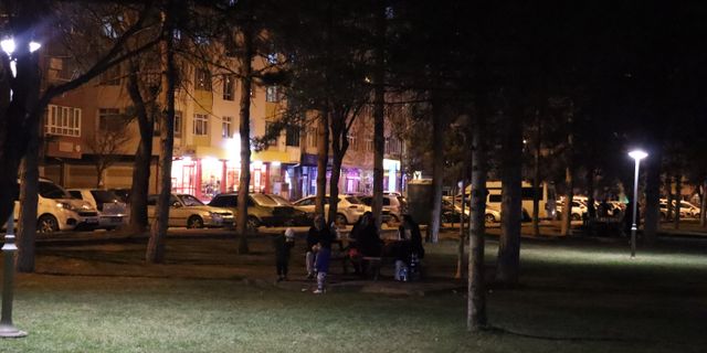 Kayserililer depremlerin ardından akşamı parklarda geçiriyor