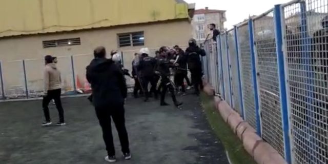 Amatör maçta tekme ve yumruklar havada uçuştu