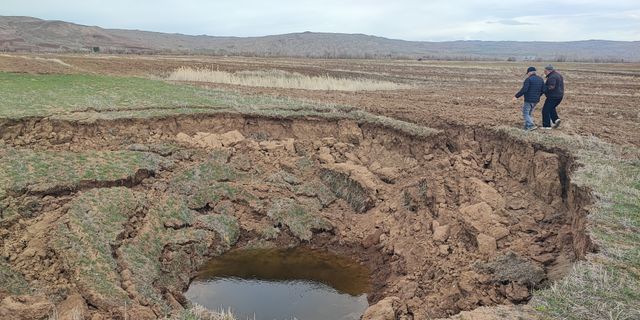 Deprem sonrası oluşan obruk, köylüyü tedirgin etti