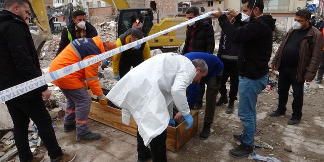 Depremde yıkılan binanın enkazında erkek cesedi bulundu