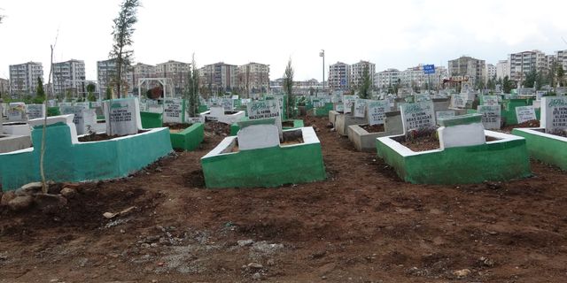 Diyarbakır’da depremzedelerin mezarları çöktü!
