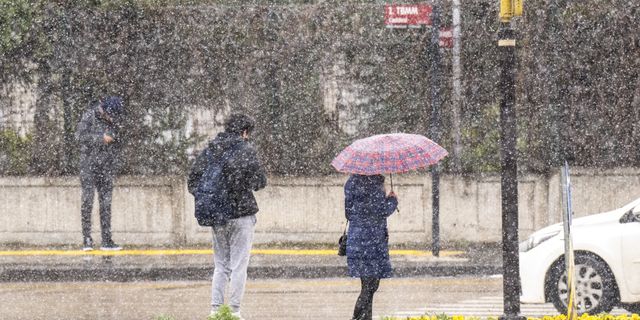 Ankara’da beklenen kar yağışı başladı!