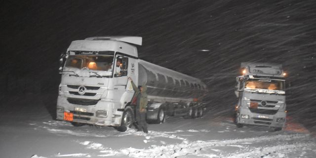 Kar ve tipi nedeniyle mahsur kalan 5 tır kurtarıldı