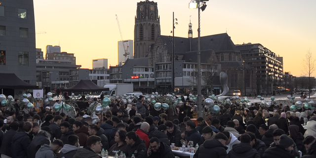 Hollanda'da 800 genç, sokak iftarında buluştu