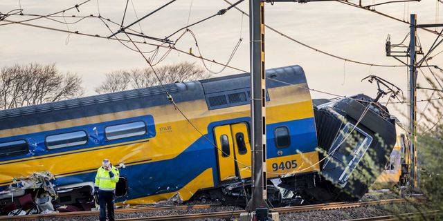 Yolcu treni raydan çıktı: 1 ölü, 30 yaralı