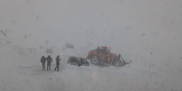 Nisan ayında kar ve tipi esir aldı