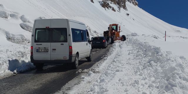 Van-Bahçesaray yolu tek şeritten ulaşıma açıldı