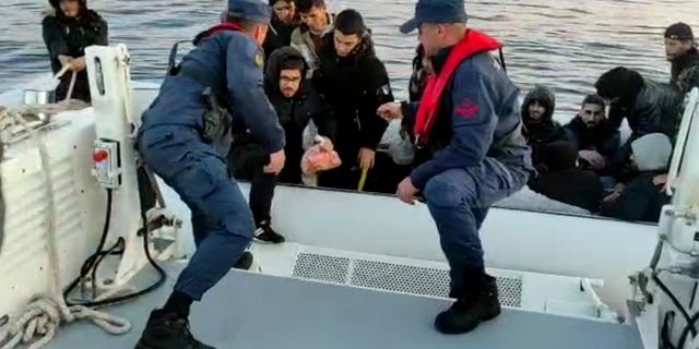 İzmir açıklarında yüzlerce göçmen karaya çıkartıldı!