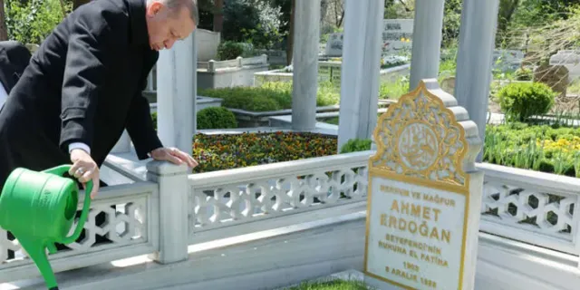 Erdoğan anne ve babasının mezarını ziyaret etti