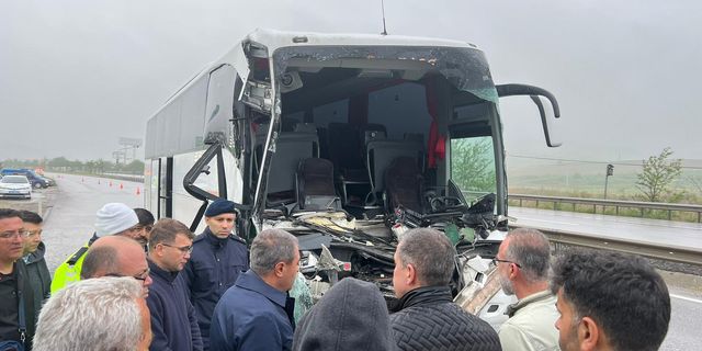 Öğrencileri taşıyan otobüs tıra çarptı: Çok sayıda yaralı!