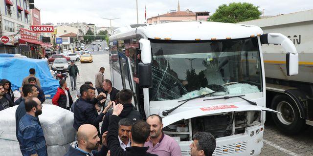 Kırmızı ışıkta bekleyen araçlara çarptı: 7 kişi yaralandı!