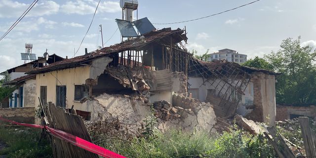 Ağır hasarlı kerpiç evin bir kısmı çöktü