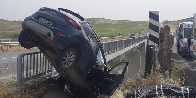 Diyarbakır'da feci kaza: Otomobil köprüde asılı kaldı