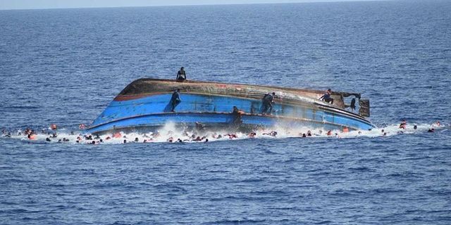 Turistik teknenin batması sonucu 22 kişi öldü