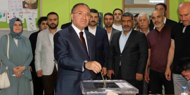 Adalet Bakanı Bozdağ ikinci tur için oyunu kullandı!