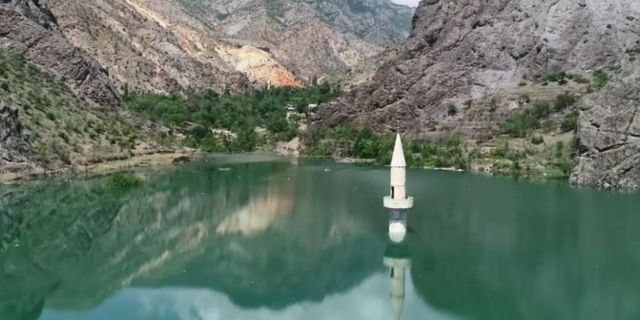Barajda su yükseldi köy su altında kaldı!