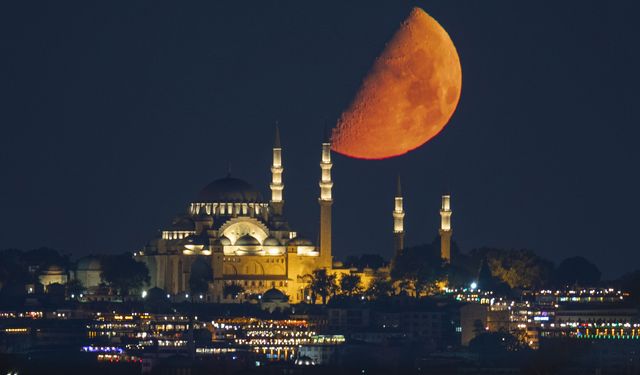 İstanbul'da yarım ay güzelliği!