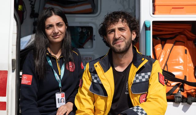 Depremi yaşayan çift, acılarını bir yana bırakıp yardıma koştu