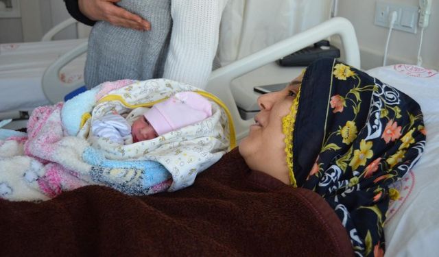 Depremzede 2 hamile kadın doğum yaptı