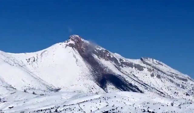 Depremden sonra dağ içten içe yanıyor!