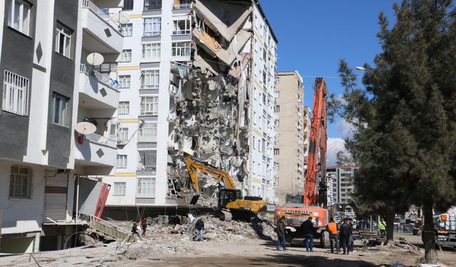 Diyarbakır’da ağır hasarlı binanın yıkımına başlandı