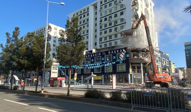 O binada yıkım çalışması durduruldu!