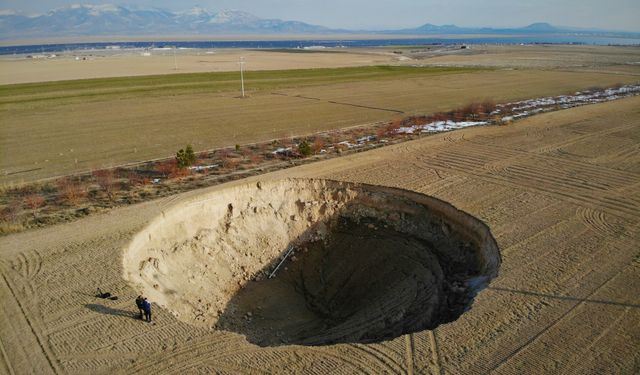 Konya’da iki fay arasında 37 metre çapında obruk oluştu