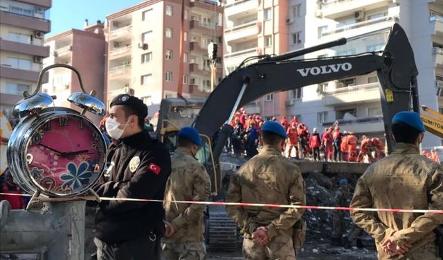 İzmir'deki ağır hasar alan binaların yıkımı tamamlandı