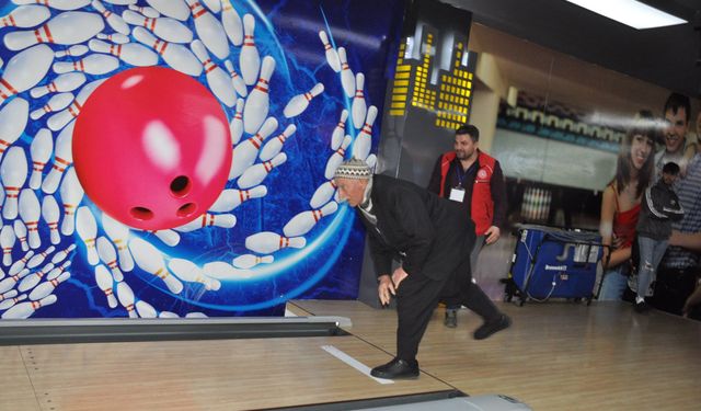 75 yaşındaki depremzede hayatında ilk kez bowling oynadı