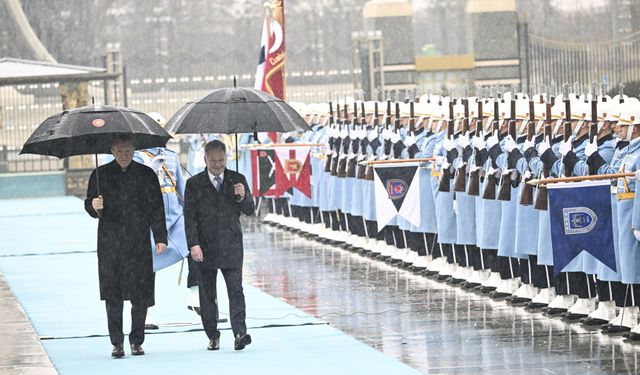 Finlandiya Cumhurbaşkanı yağmur altında resmi törenle karşılandı!