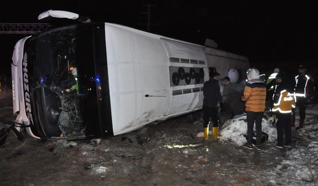 2 yolcu otobüsü devrildi: Ölü ve yaralılar var!