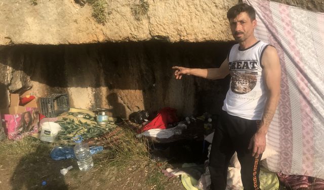 Evi yıkılan depremzede mağarada yaşıyor!