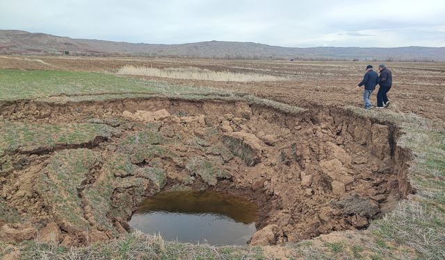 Deprem sonrası oluşan obruk, köylüyü tedirgin etti