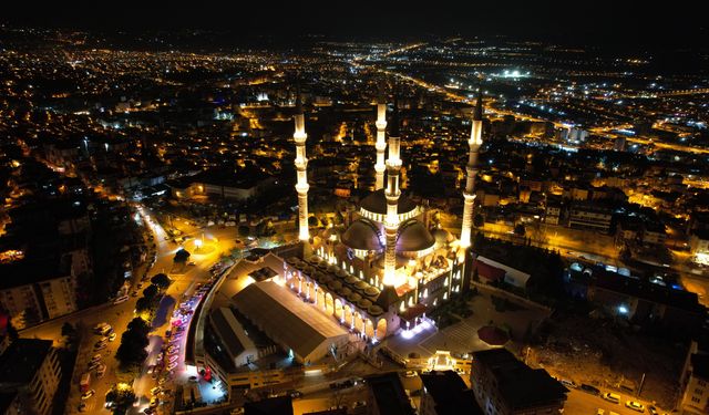 Depremzedeler ilk teravih namazını çadırda kıldı
