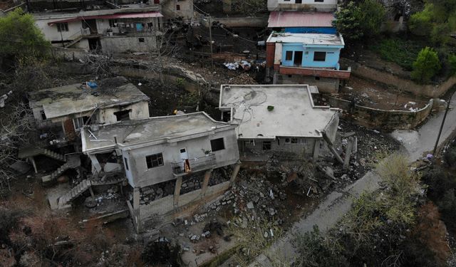 Deprem yıkmadı, dağdan kopan kayalar yıktı!