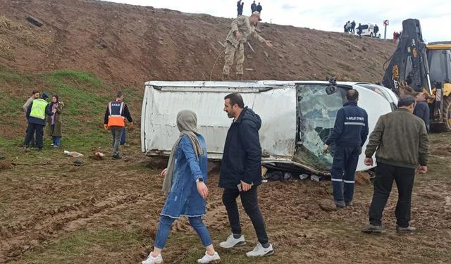 Minibüs şarampole devrildi: 13 kişi yaralı
