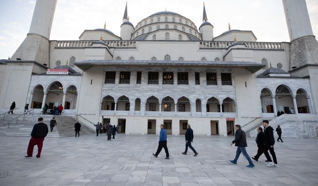 Müslümanlar bayram namazına koştu!