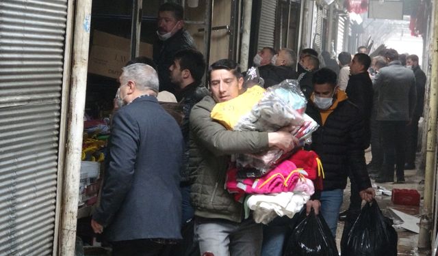 Van'da halk pazarı kül oldu: Esnaf mal kurtarma telaşına girdi