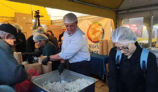 ABD Büyükelçisi depremzedelere yemek dağıttı