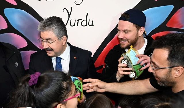 Sinan Akçıl, depremzede çocuklara moral verdi!