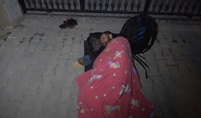 Lojman isteyen memur, sokağa yatak yorgan attı