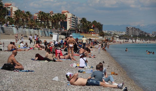 Antalya'da bahar sıcaklığı sahilleri doldurdu!