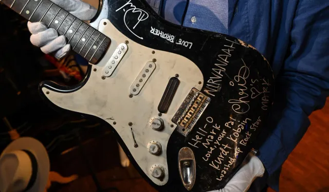 Kurt Cobain’in parçaladığı gitar 600 bin dolara alıcı buldu!
