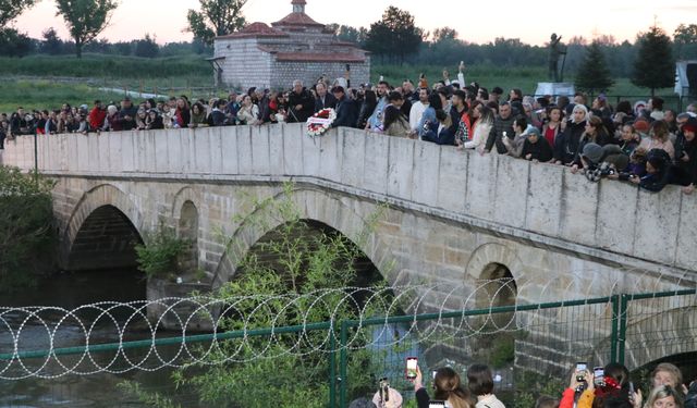 Binlerce kağıt Tunca Nehri'ne bırakıldı!