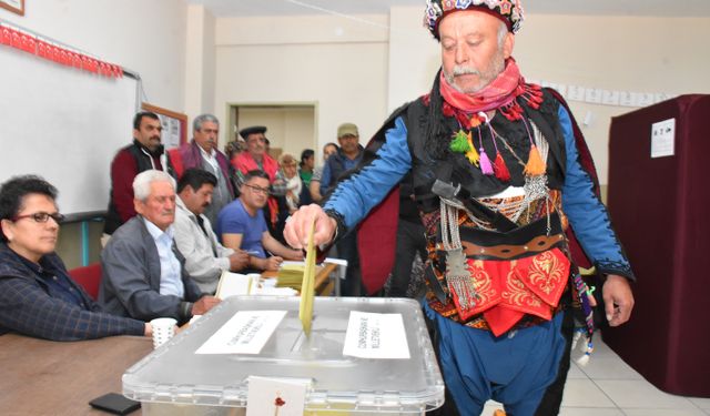 Sandığa efe kıyafetiyle geldiler!