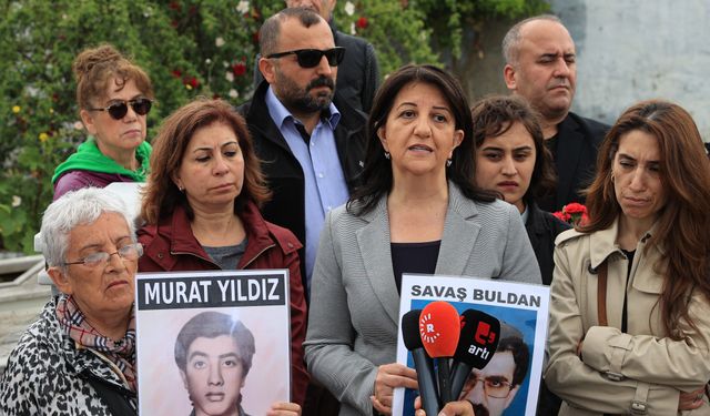 Buldan, mezarlara karanfil bıraktı